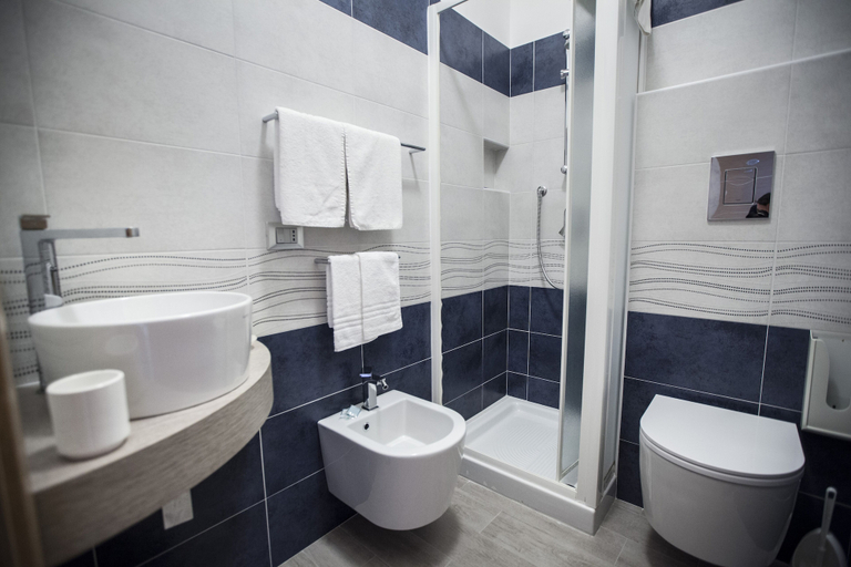 Bathroom 5, Hotel Piccolo Mondo, Trapani
