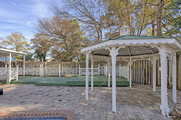 Terrace/patio 4, Family Friendly House w Pool & Games, Chatham