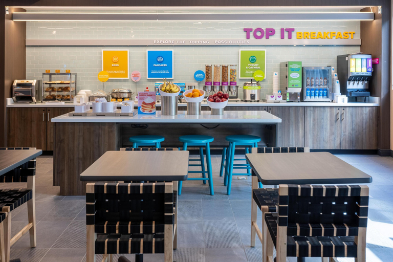 Food & Drinks 5, Tru By Hilton Commerce, Banks