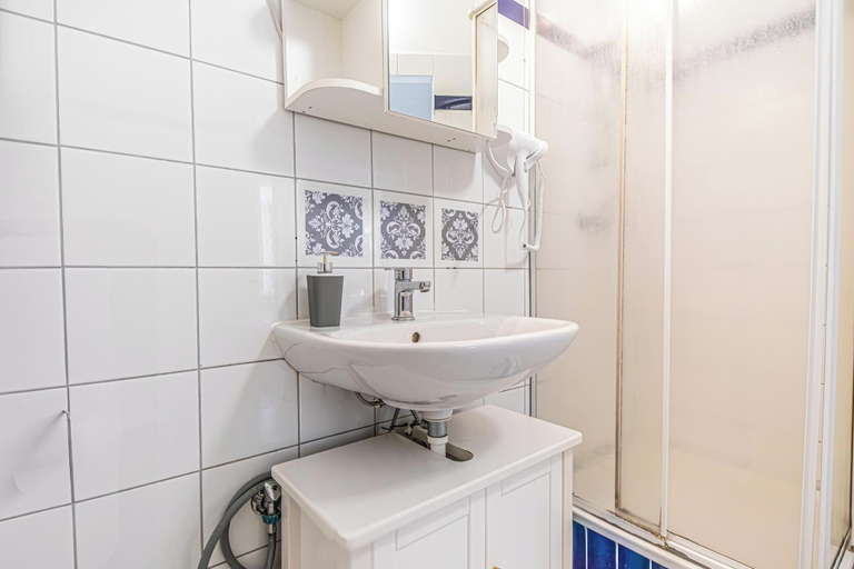 Bathroom 3, Cozy 2BR Apt Near Belvedere Palace, Wien