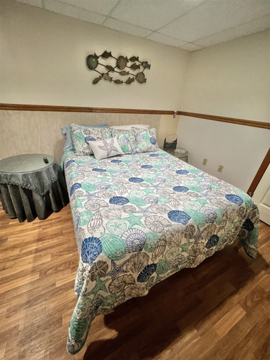 Room 4, Sebago Escape Limit 12 5 Bedroom Home by RedAwning, Cumberland