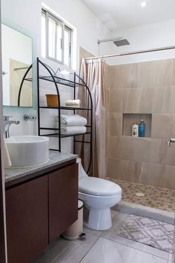 Bathroom 5, Long Island Madison - Modern Retreat, Benito Juárez