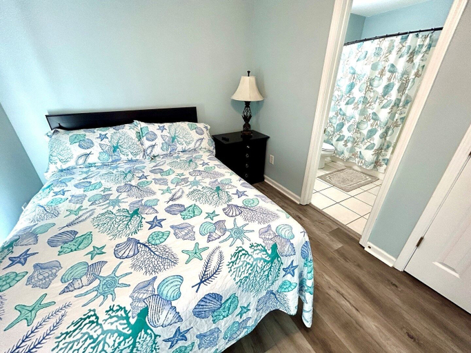 Room 5, Cooper's Lighthouse 4 Bedroom Home by RedAwning, Horry
