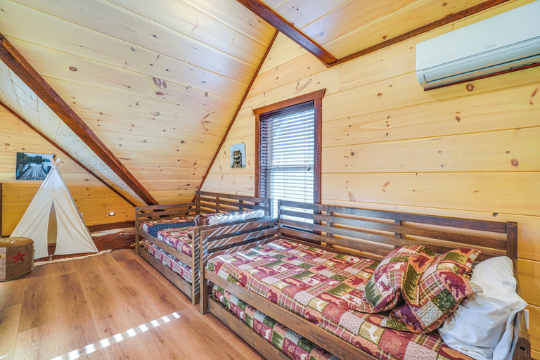 Living area 3, Lakeside Bear Lodge, Jefferson