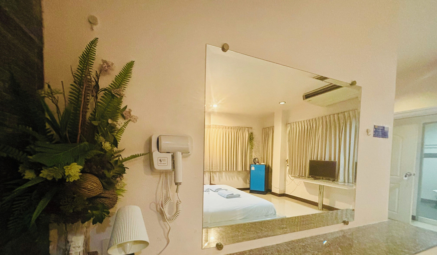 Bedroom 3, Ree Riverside hotel, Thon Buri