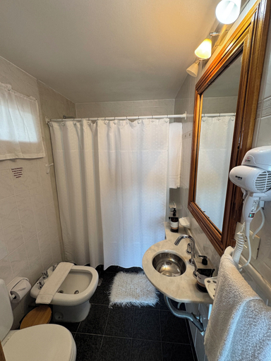 Bathroom 3, The Paradise, Biedma