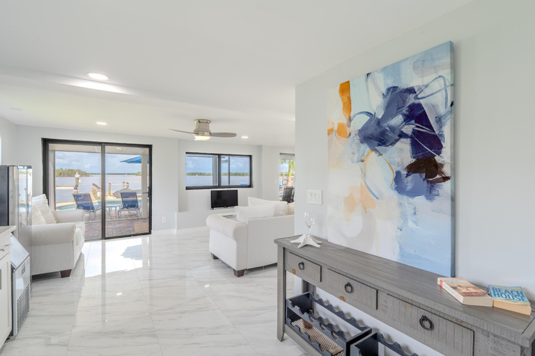 Living area 2, Club 205 At Bayview, Lee