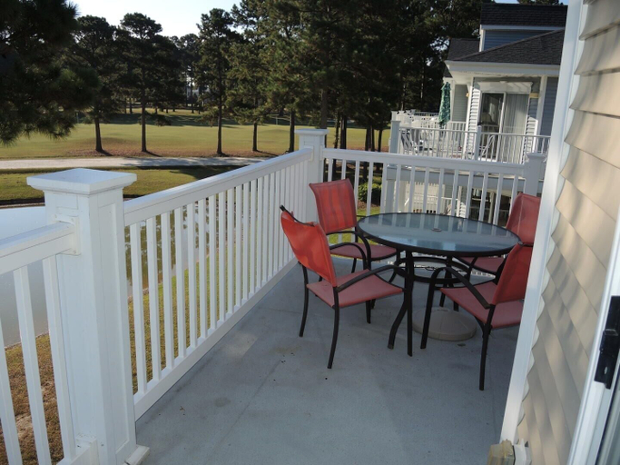 Outdoor dining 5, 2609m 1 Bedroom Condo by Redawning, Brunswick