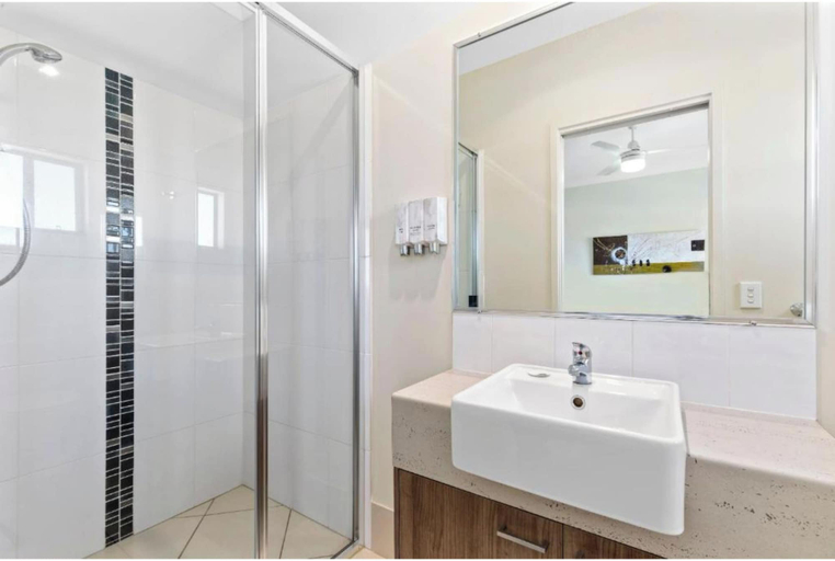 Bathroom 5, Discovery Parks Blackwater Central Motel, Duaringa