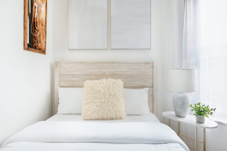 Room 3, 48-4fe 2BR Prime Midtown West, New York