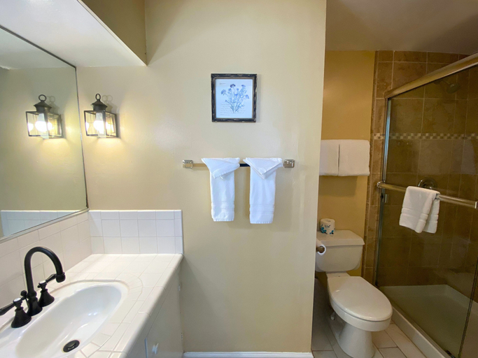 Bathroom 3, Carmel Green Lantern Inn, Monterey