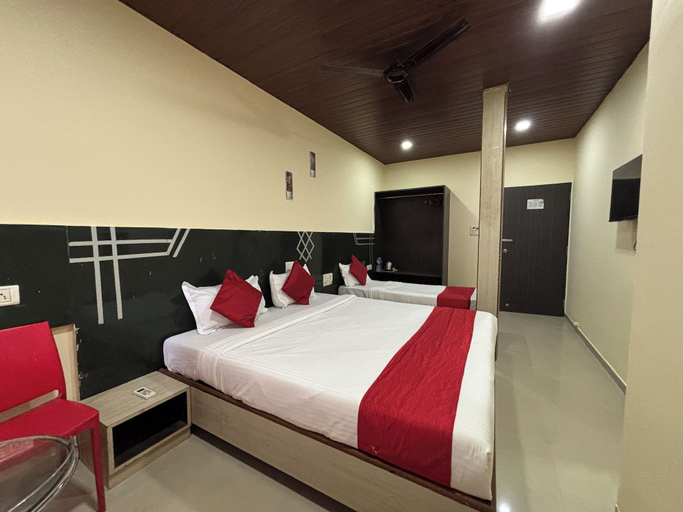 Bedroom 2, Hotel Kailash Park, Mumbai Suburban