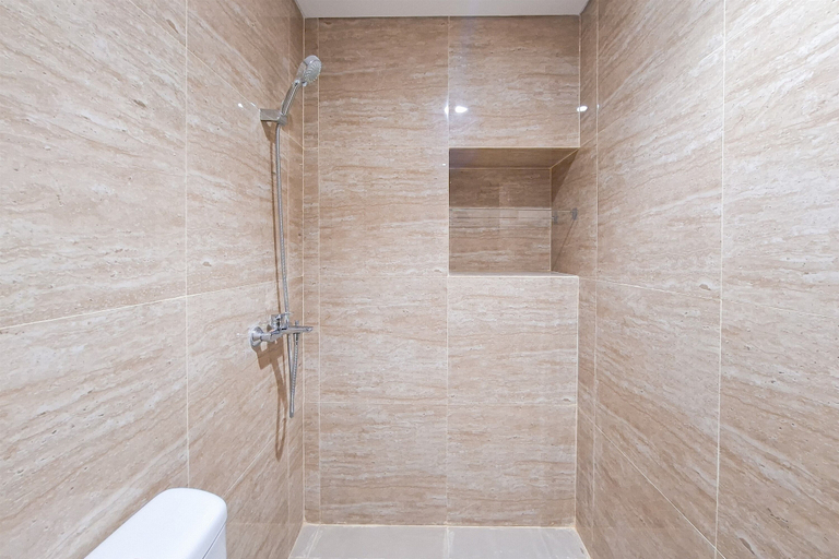 Bathroom 2, Minimalist Functional Studio At Transpark Bintaro Apartment, Tangerang Selatan
