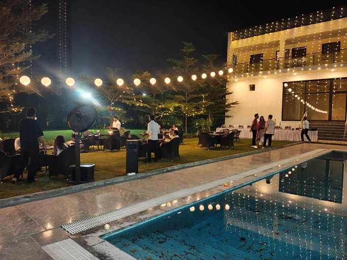 Outdoor dining 3, The Aamantran Greens, Gautam Buddha Nagar