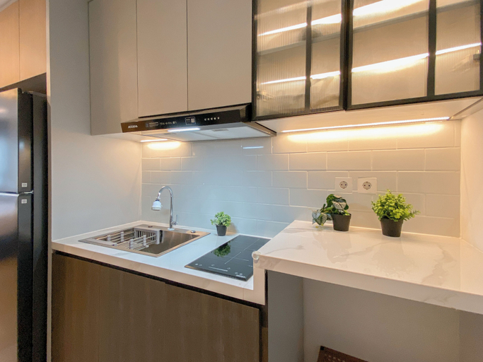 Private kitchen 4, Modern Minimalist Studio Apartment At Collins Boulevard, Tangerang