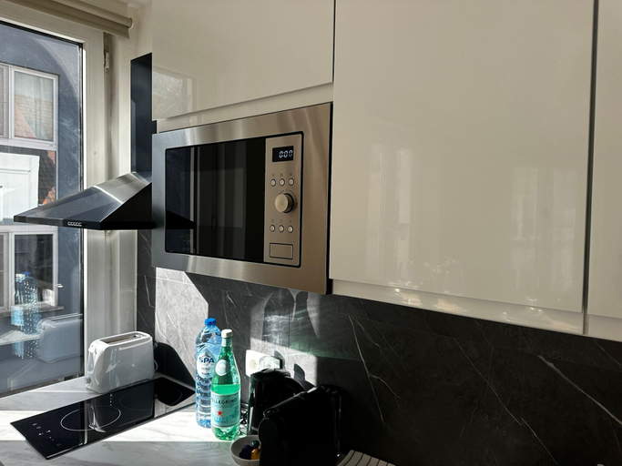 Private kitchen 4, Modern 1BR plus LR Apt Near Gravensteen, Oost-Vlaanderen