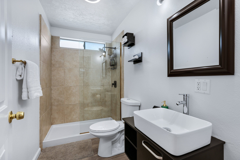 Bathroom 4, Desert Green Serenity, Riverside