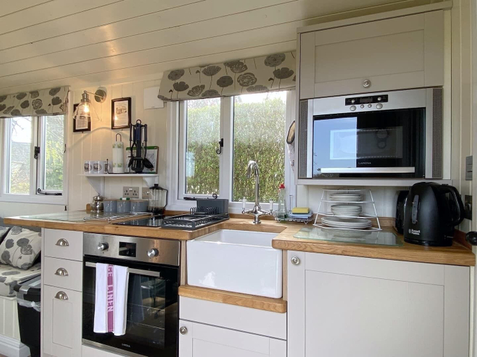 Private kitchen 4, Duck House - 1 Bed Shepherds Hut - Gower, Swansea