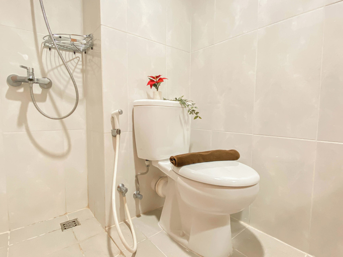 Bathroom 5, Simple Look Studio Apartment At Evenciio Margonda Near Station, Depok