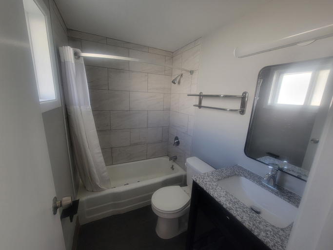 Bathroom 2, Orchard Park Motel, Erie