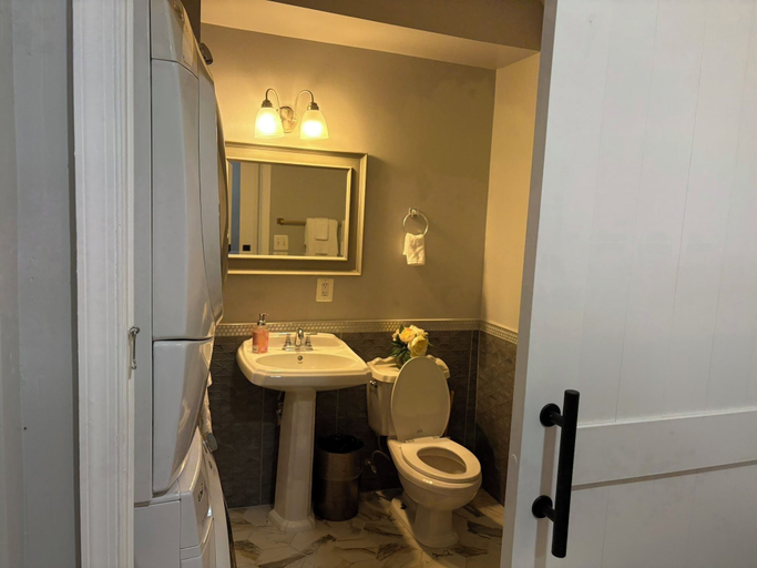 Bathroom 2, The Elegant Spring House Loft, Washington D.C.