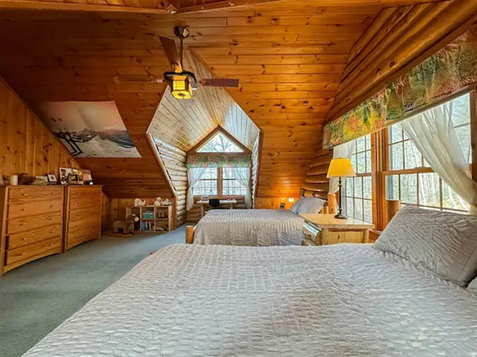 Room 4, Perley Pond Lodge Limit 14 4 Bedroom Villa, Oxford
