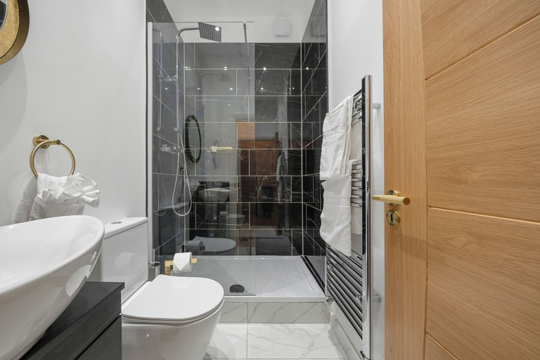 Bathroom 4, Cambridge Garden Apartments by Argyl, London