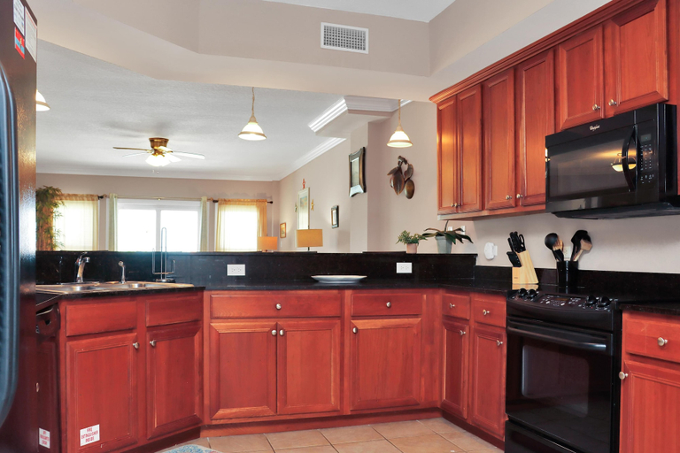 Private kitchen 5, Paradise Shores 105, Bay