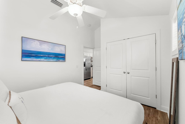 Room 2, Beach House - Sun-kissed Cottage by PHG, Gulf