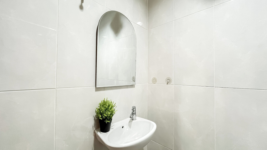 Bathroom 3, Simple Comfort Studio At Apartment Evenciio Margonda, Depok