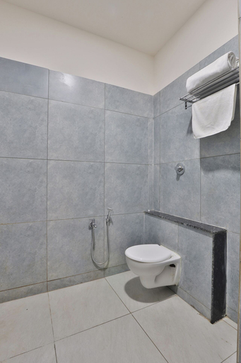 Bathroom 4, Hotel SR Laxmi, Anand