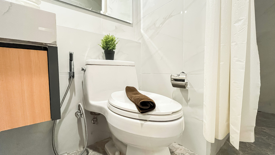 Bathroom 3, Urban Industrial Touch 1Br Apartment At The Smith Alam Sutera, Tangerang