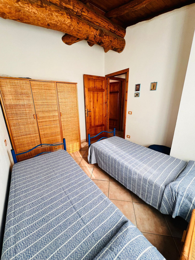 Room 4, Trilocale Le Genuasi San Teodoro, Nuoro