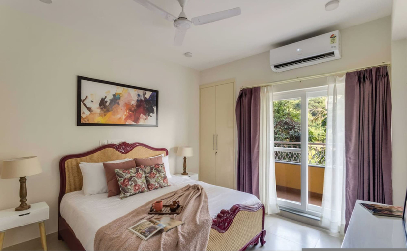 Room 2, 1bhk w Balcony and Pool - 5 Mins to Candolim Beach, North Goa