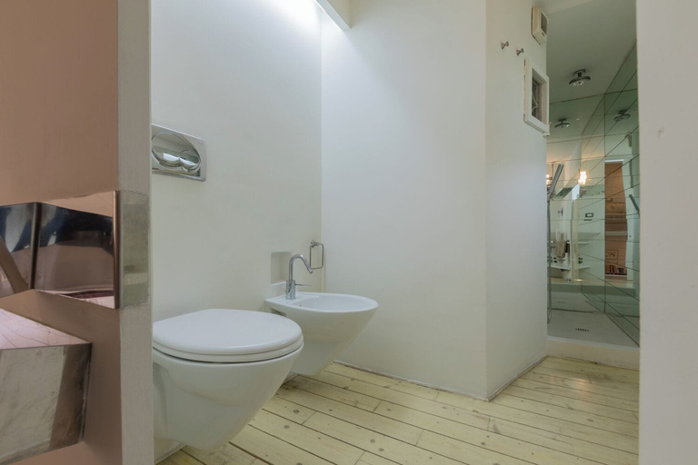 Bathroom 3, L'angolo del Libro by Wonderful Italy, Torino