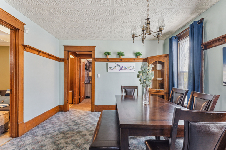 Dining 3, Niagara Falls Home 2BR, Pets OK, Free Parking, Niagara