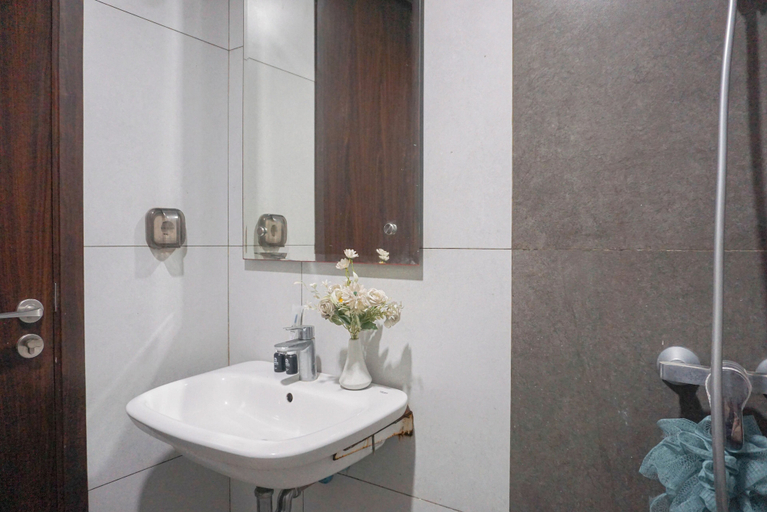 Bathroom 5, Cozy Look Studio Apartment At Lrt City Bekasi, Bekasi