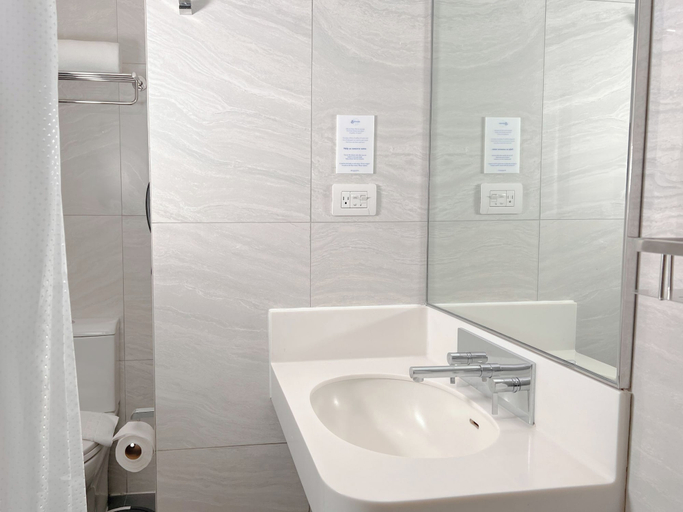 Bathroom 3, MCollection - Newport Stay by Runway Manila & Attractions, Pasay City