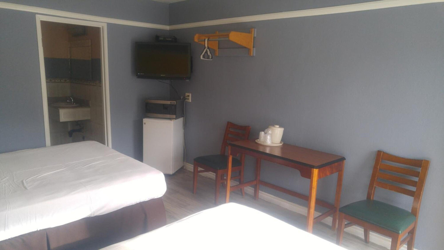 Bedroom 3, Riviera Motel, Orange