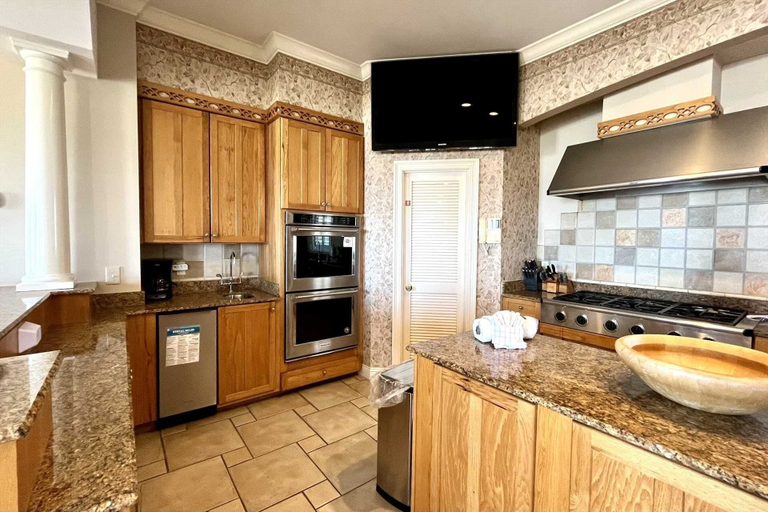 Private kitchen 5, H Blue Atlantis 6 Bedroom Home by RedAwning, Baldwin