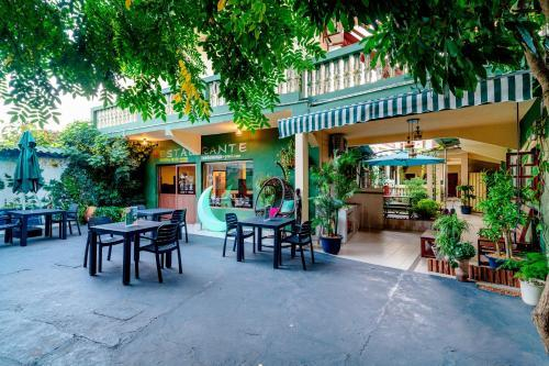2, Hotel Bom Amigo, Jangamo