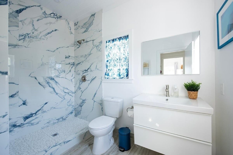 Bathroom 5, Bica Bung - New! Private Beachfront Cottage French Leave Beach 1 Bedroom Bungalow