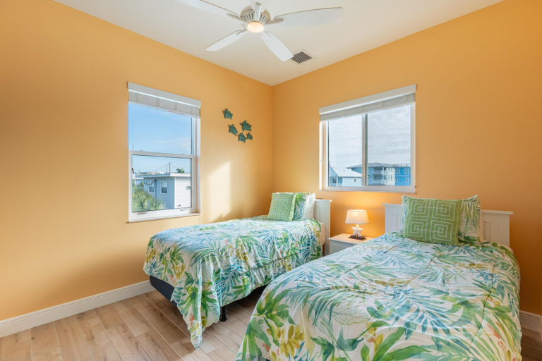 Room 3, Harbor Bayview, Lee