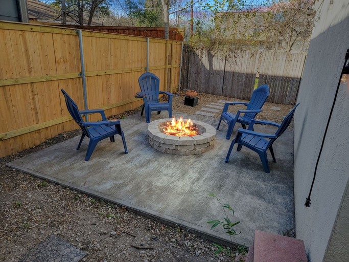 Room 2, Dallas Retro House King Bed Backyard, Dallas