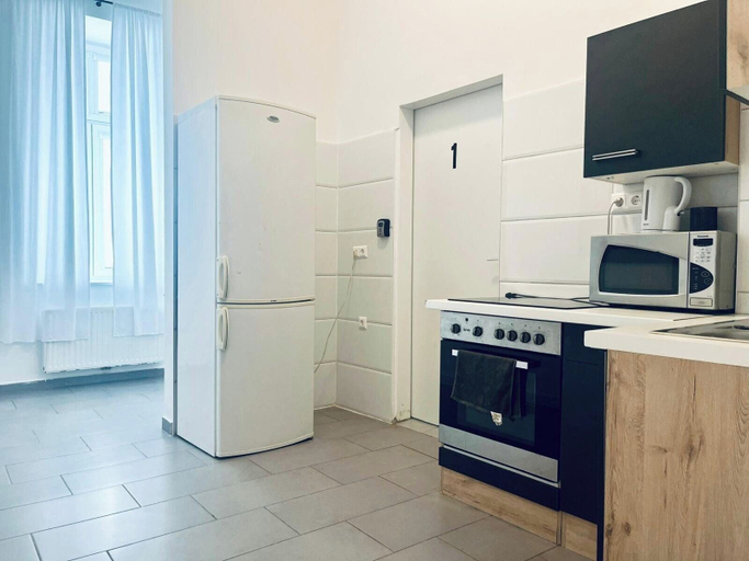 Private kitchen 5, Charming 3BR Apt Close to Augarten Park, Wien