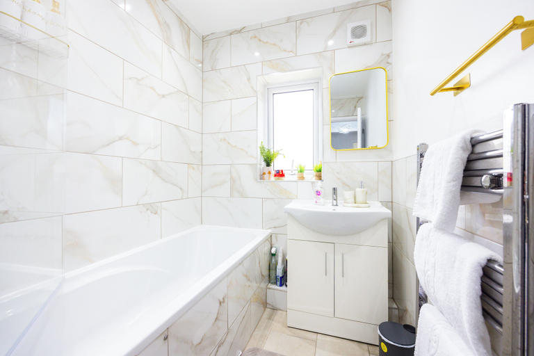 Bathroom, Modern 3 Bedroom House in  Stratford, London