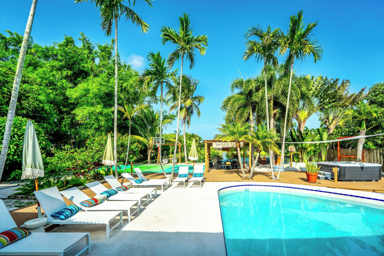 Pool 4, Serenity Stays, Palm Beach