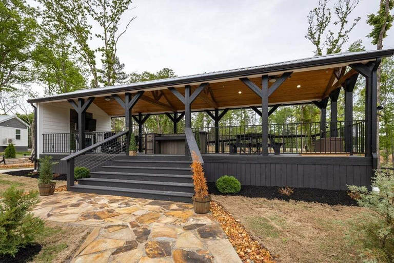 Exterior 3, Pepper's Place, Stewart