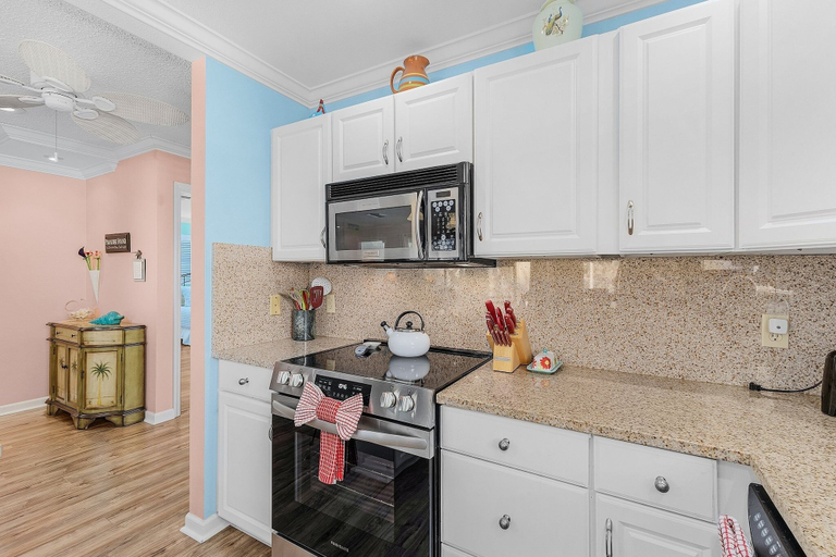 Private kitchen 4, 140 Barefoot Bungalow: 4br/2ba W/ Heated Pool! 4 Bedroom Home, Lee