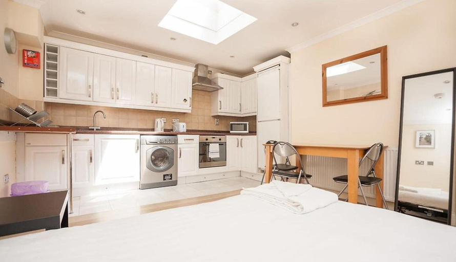 Others 4, Captivating 1-bed Apartment in London, London